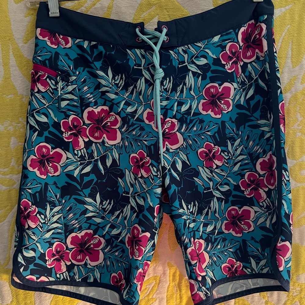 Vineyard Vines Floral boardshort size 30